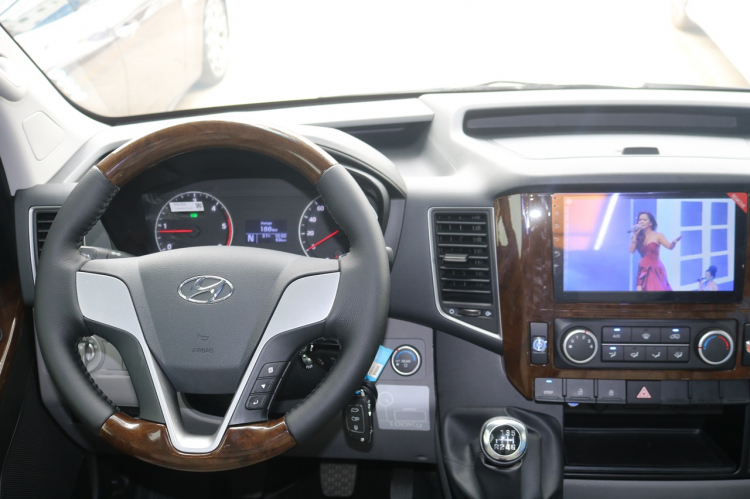 Cùng "Soi" Hyundai Solati Limousine 12 Ghế. Cùng "Soi" Hyundai Solati Limousine 12 Ghế.
