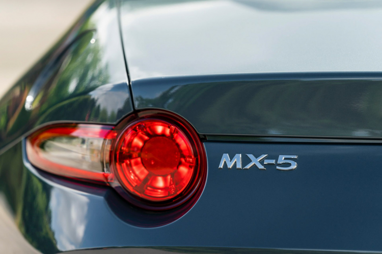 Mazda MX-5 R Sport giới hạn 150 chiếc, giá từ 800 triệu