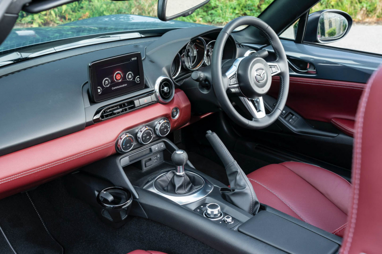 Mazda MX-5 R Sport giới hạn 150 chiếc, giá từ 800 triệu