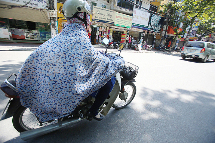 Vướng áo chống nắng, bé bị cuốn vào bánh xe máy