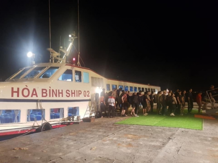 Đi phú quốc bằng tàu.(xà lan) Đi phú quốc bằng tàu.(xà lan)