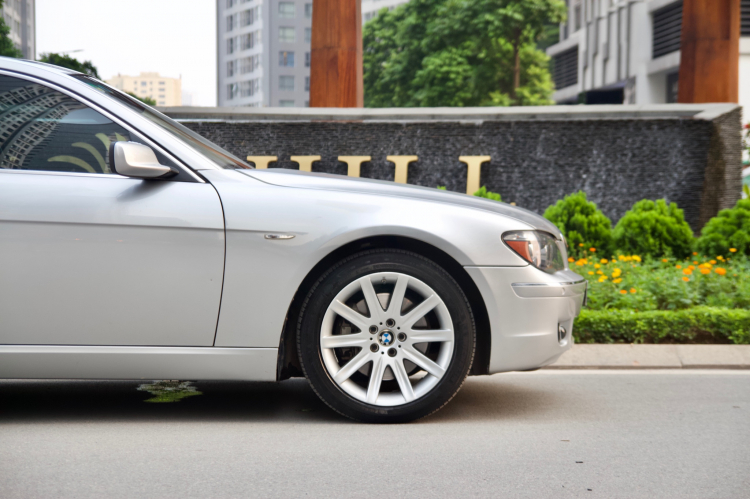 BMW 750Li đời 2006: Sedan đẳng cấp một thời giờ bán lại giá ngang Hyundai Elantra BMW 750Li đời 2006: Sedan đẳng cấp một thời giờ bán lại giá ngang Hyundai Elantra