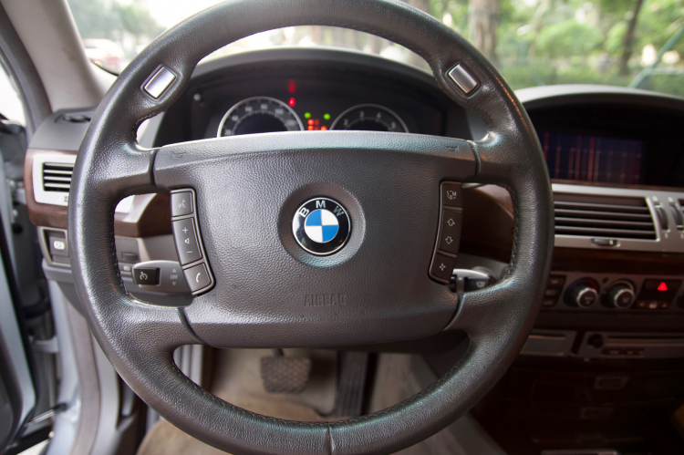 BMW 750Li đời 2006: Sedan đẳng cấp một thời giờ bán lại giá ngang Hyundai Elantra BMW 750Li đời 2006: Sedan đẳng cấp một thời giờ bán lại giá ngang Hyundai Elantra