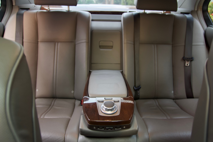 BMW 750Li đời 2006: Sedan đẳng cấp một thời giờ bán lại giá ngang Hyundai Elantra BMW 750Li đời 2006: Sedan đẳng cấp một thời giờ bán lại giá ngang Hyundai Elantra
