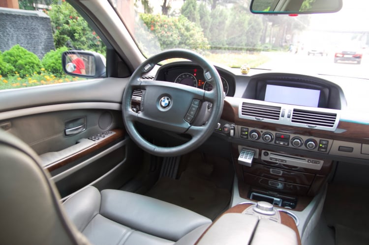 BMW 750Li đời 2006: Sedan đẳng cấp một thời giờ bán lại giá ngang Hyundai Elantra