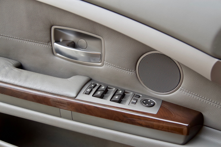 BMW 750Li đời 2006: Sedan đẳng cấp một thời giờ bán lại giá ngang Hyundai Elantra BMW 750Li đời 2006: Sedan đẳng cấp một thời giờ bán lại giá ngang Hyundai Elantra