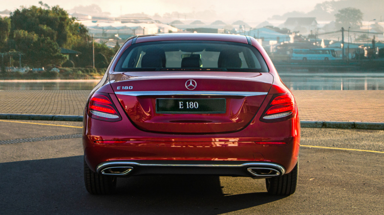 So sánh BMW 520i và Mercedes-Benz E180: Khi xe nhập rẻ hơn xe lắp ráp So sánh BMW 520i và Mercedes-Benz E180: Khi xe nhập rẻ hơn xe lắp ráp