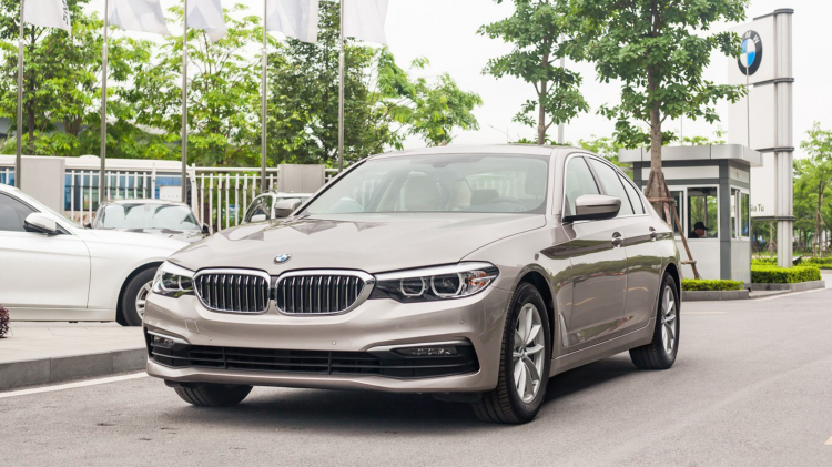 So sánh BMW 520i và Mercedes-Benz E180: Khi xe nhập rẻ hơn xe lắp ráp So sánh BMW 520i và Mercedes-Benz E180: Khi xe nhập rẻ hơn xe lắp ráp