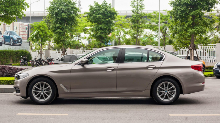 So sánh BMW 520i và Mercedes-Benz E180: Khi xe nhập rẻ hơn xe lắp ráp So sánh BMW 520i và Mercedes-Benz E180: Khi xe nhập rẻ hơn xe lắp ráp