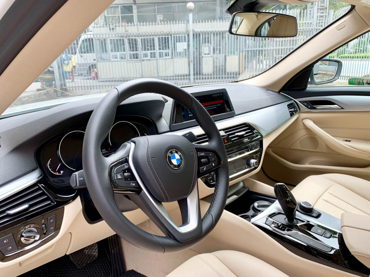 So sánh BMW 520i và Mercedes-Benz E180: Khi xe nhập rẻ hơn xe lắp ráp So sánh BMW 520i và Mercedes-Benz E180: Khi xe nhập rẻ hơn xe lắp ráp