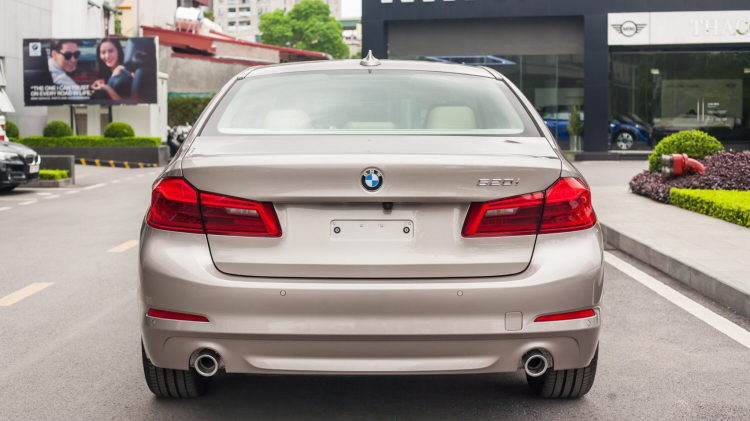 So sánh BMW 520i và Mercedes-Benz E180: Khi xe nhập rẻ hơn xe lắp ráp So sánh BMW 520i và Mercedes-Benz E180: Khi xe nhập rẻ hơn xe lắp ráp