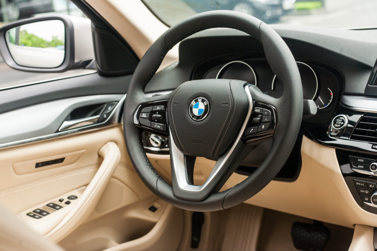 So sánh BMW 520i và Mercedes-Benz E180: Khi xe nhập rẻ hơn xe lắp ráp So sánh BMW 520i và Mercedes-Benz E180: Khi xe nhập rẻ hơn xe lắp ráp
