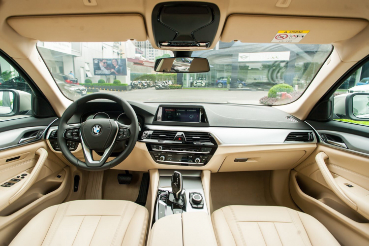 So sánh BMW 520i và Mercedes-Benz E180: Khi xe nhập rẻ hơn xe lắp ráp So sánh BMW 520i và Mercedes-Benz E180: Khi xe nhập rẻ hơn xe lắp ráp