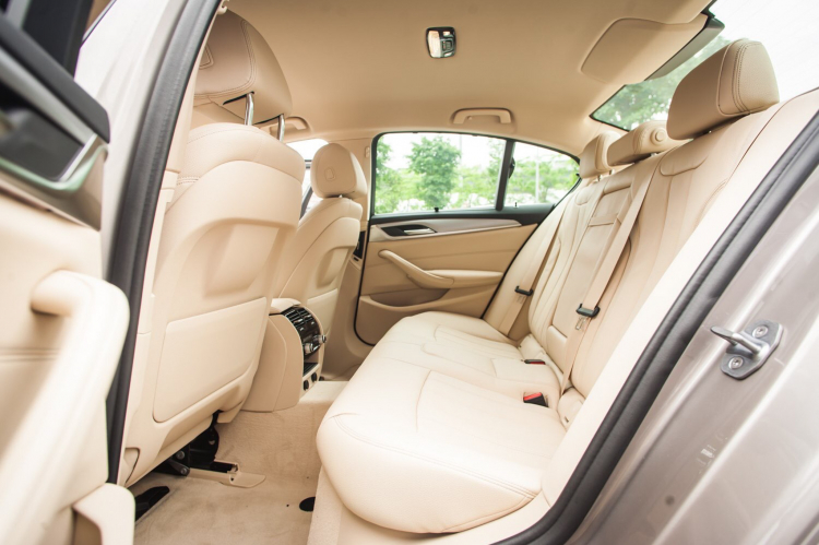 So sánh BMW 520i và Mercedes-Benz E180: Khi xe nhập rẻ hơn xe lắp ráp So sánh BMW 520i và Mercedes-Benz E180: Khi xe nhập rẻ hơn xe lắp ráp