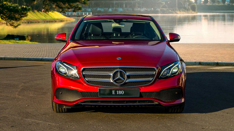 So sánh BMW 520i và Mercedes-Benz E180: Khi xe nhập rẻ hơn xe lắp ráp So sánh BMW 520i và Mercedes-Benz E180: Khi xe nhập rẻ hơn xe lắp ráp