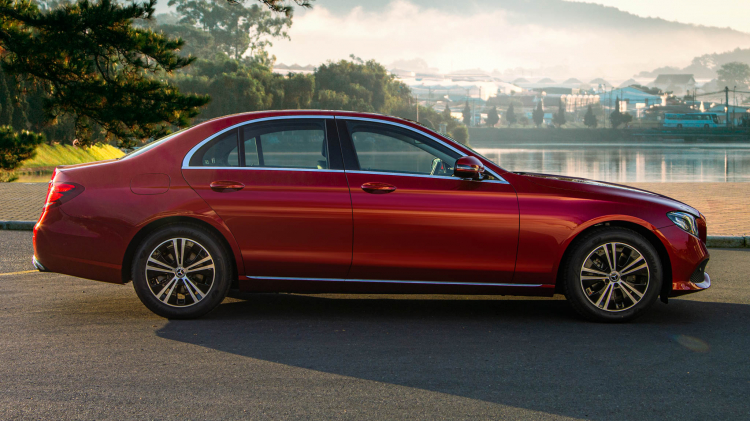 So sánh BMW 520i và Mercedes-Benz E180: Khi xe nhập rẻ hơn xe lắp ráp So sánh BMW 520i và Mercedes-Benz E180: Khi xe nhập rẻ hơn xe lắp ráp