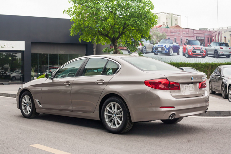 So sánh BMW 520i và Mercedes-Benz E180: Khi xe nhập rẻ hơn xe lắp ráp So sánh BMW 520i và Mercedes-Benz E180: Khi xe nhập rẻ hơn xe lắp ráp