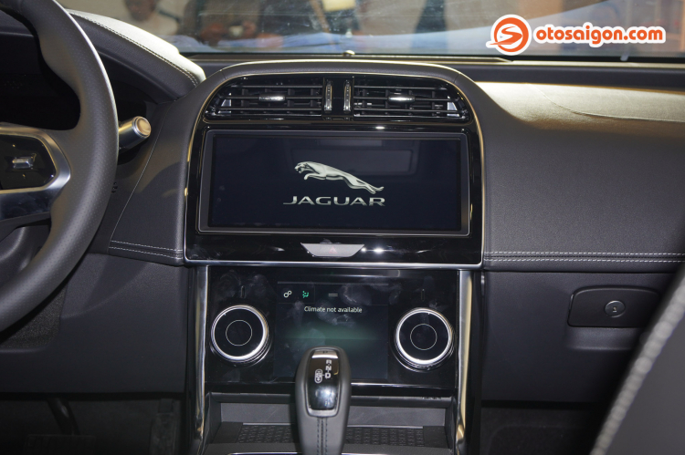Jaguar Land Rover Việt Nam ra mắt 2 mẫu xe mới: Jaguar XE có giá từ 2,6 tỷ đồng
