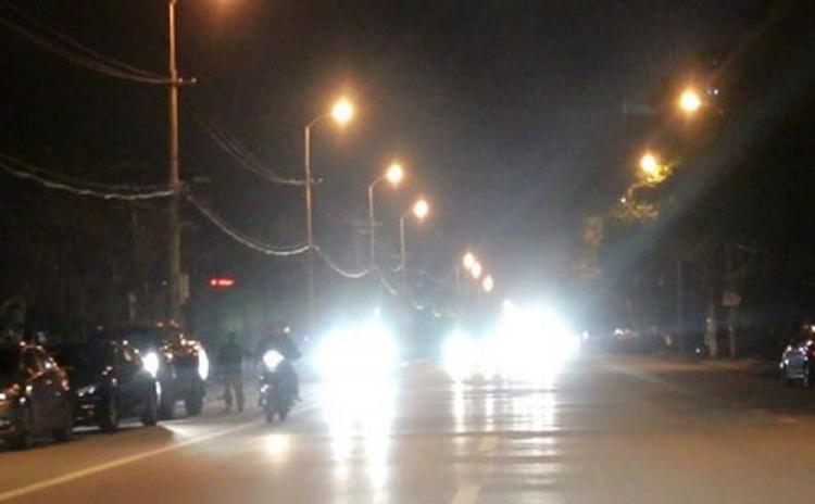 Vấn nạn nháy đèn pha Passing vô tội vạ của lái xe ô tô hiện nay