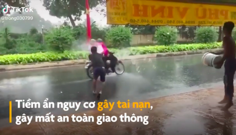 Phẫn nộ 3 thanh niên lấy nước mưa tạt vào người đi đường