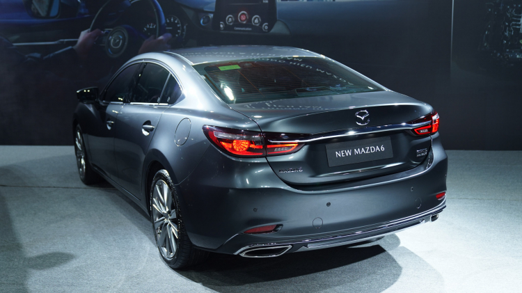 Chênh 186 triệu đồng, chọn Mazda6 2.5 2020 hay Toyota Camry 2.5Q?