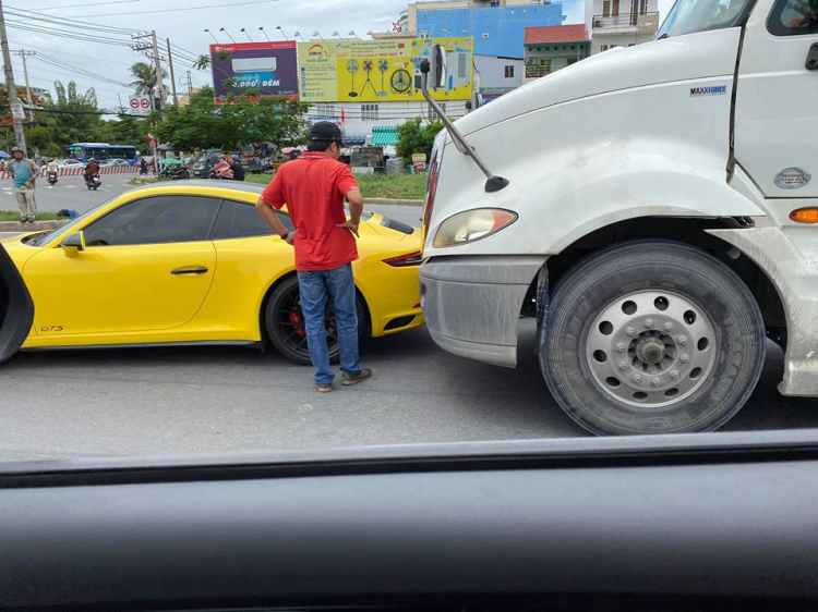 Container tông móp đuôi xe sang Porsche 911 GTS trên phố TP. HCM