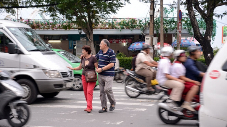 Nhường đường cho người đi bộ không chỉ là văn hoá mà còn là luật