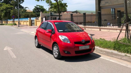 Toyota Yaris AT 2011-2.jpg