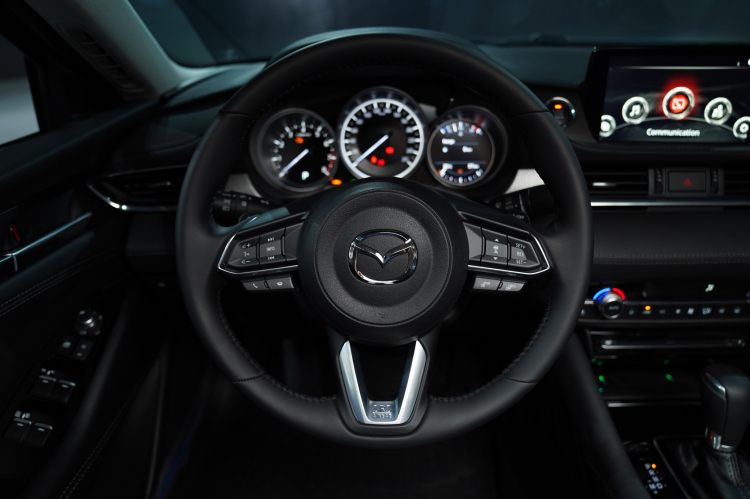 So sánh Mazda6 bản full và VinFast LuxA2.0 tiêu chuẩn: lựa chọn khó khăn