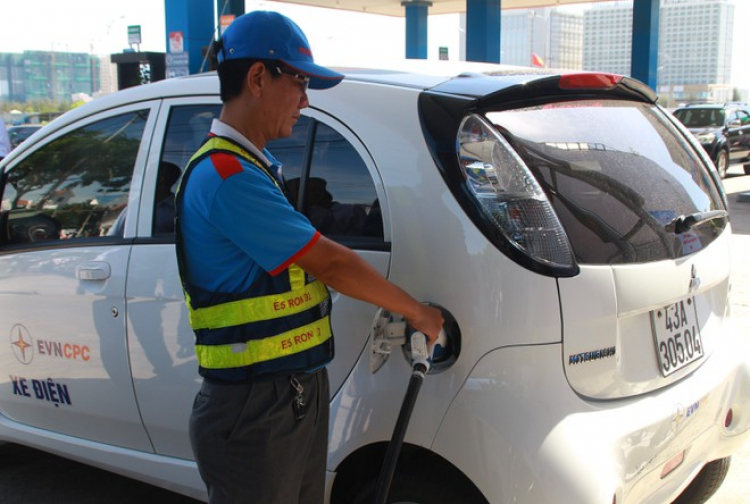 Trạm sạc ô tô điện lần đầu xuất hiện tại cửa hàng xăng dầu ở Đà Nẵng