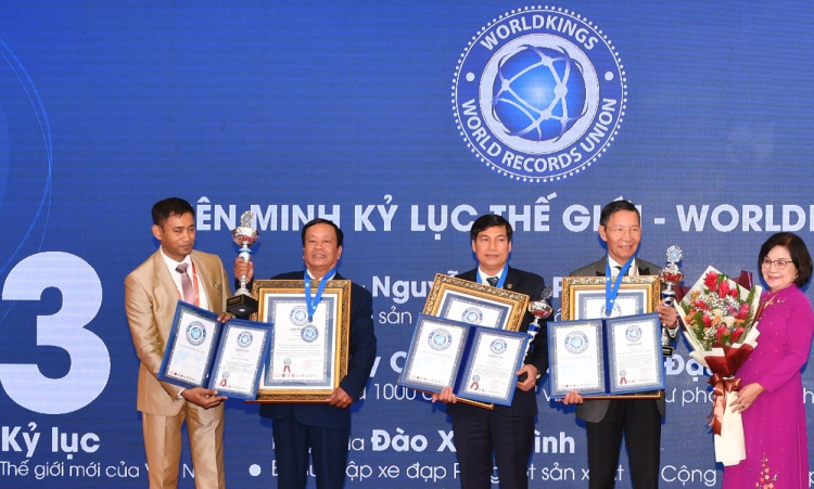 Peugeot Việt Nam bàn giao xe cho kỷ lục gia thế giới Đào Xuân Tình