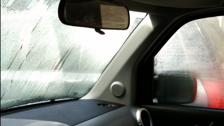 Kính xe bị mờ khi bật máy lạnh trời mưa, cách xử lý ra sao?
