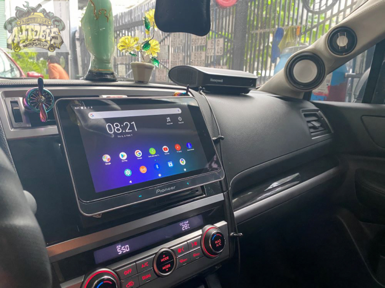 Đầu phát chạy Android của Pioneer gắn trên Subaru Outback.