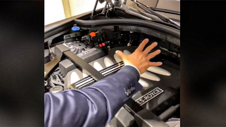 Nín thở xem thử thách cân bằng đồng xu trên động cơ V12 của Rolls-Royce