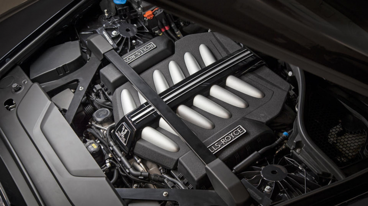 Nín thở xem thử thách cân bằng đồng xu trên động cơ V12 của Rolls-Royce
