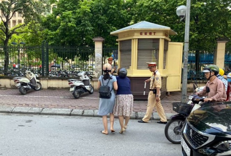 Cán bộ CSGT Hà Nội bị tố 'giật tay lái' xe máy làm ngã 2 phụ nữ