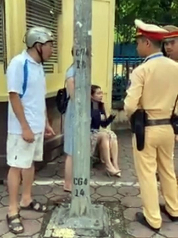 Cán bộ CSGT Hà Nội bị tố 'giật tay lái' xe máy làm ngã 2 phụ nữ