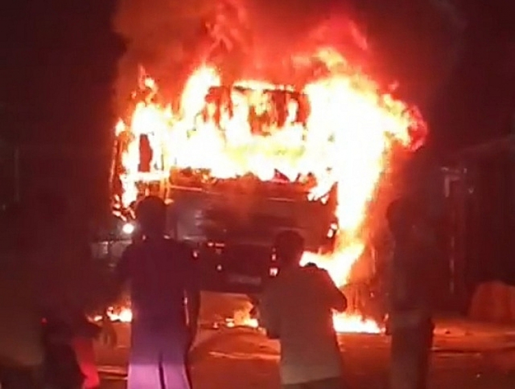 Xe tải va chạm xe máy rồi bốc cháy, 1 người tử vong