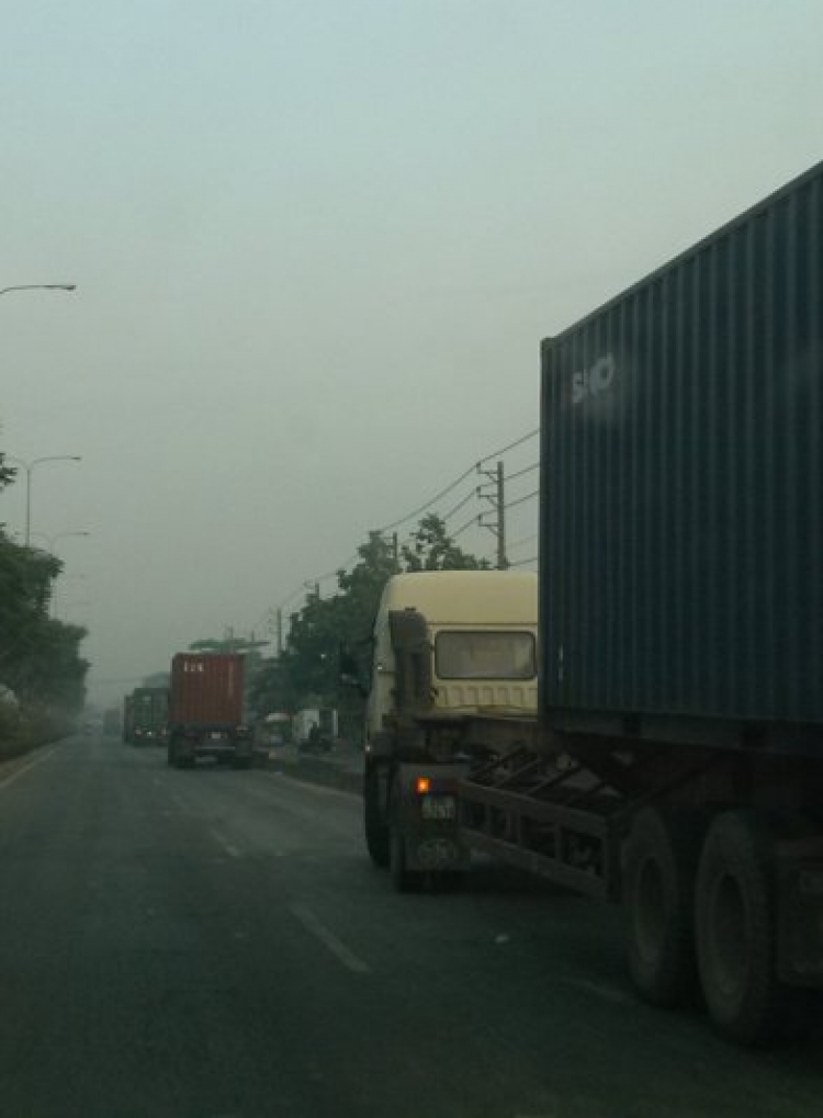 Có được dừng xe ăn sáng trên QL22 như vầy?