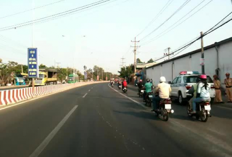 Biển báo phân làn mới (có thể là bẫy) ở đại lộ bình dương! Biển báo phân làn mới (có thể là bẫy) ở đại lộ bình dương!