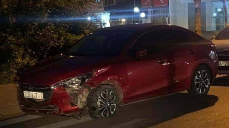 Tài xế ô tô Mazda gây tai nạn liên hoàn với 7 xe máy rồi bỏ chạy