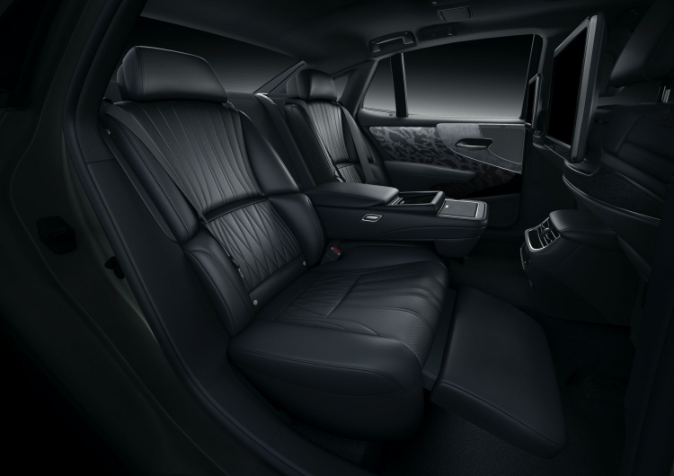Lexus LS 2021 facelift thay đổi nhẹ, cải thiện độ êm ái và nâng cấp công nghệ
