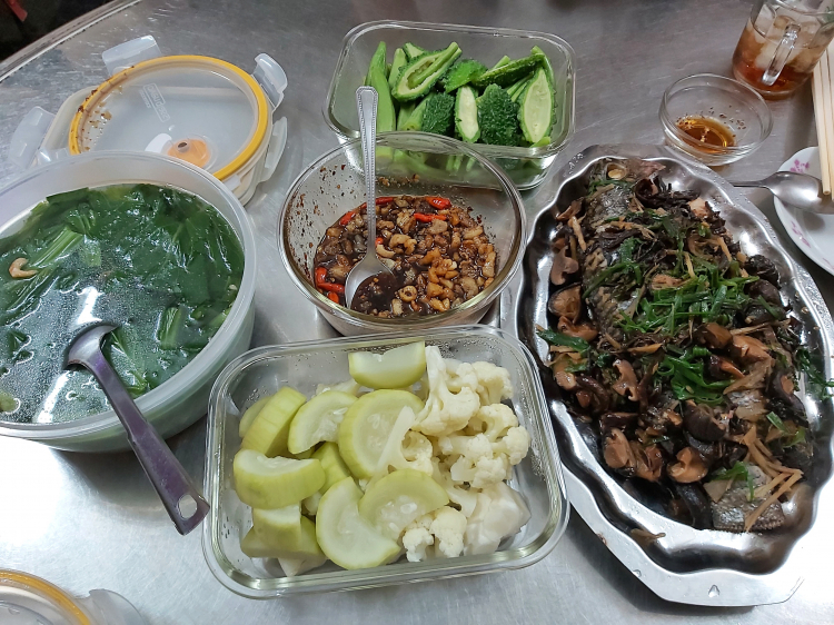 Bữa cơm hàng ngày của người Việt gốc Hoa ở Sg. Bữa cơm hàng ngày của người Việt gốc Hoa ở Sg.