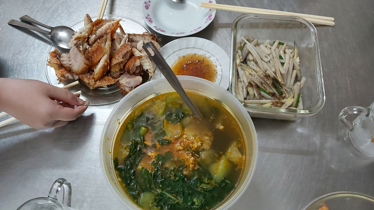 Bữa cơm hàng ngày của người Việt gốc Hoa ở Sg. Bữa cơm hàng ngày của người Việt gốc Hoa ở Sg.