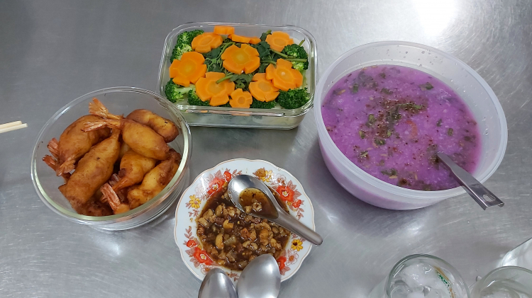 Bữa cơm hàng ngày của người Việt gốc Hoa ở Sg. Bữa cơm hàng ngày của người Việt gốc Hoa ở Sg.