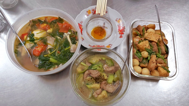 Bữa cơm hàng ngày của người Việt gốc Hoa ở Sg. Bữa cơm hàng ngày của người Việt gốc Hoa ở Sg.