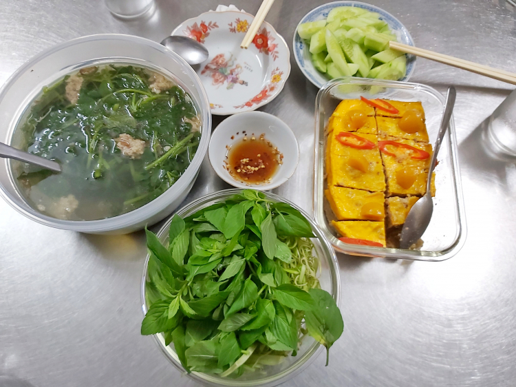 Bữa cơm hàng ngày của người Việt gốc Hoa ở Sg. Bữa cơm hàng ngày của người Việt gốc Hoa ở Sg.
