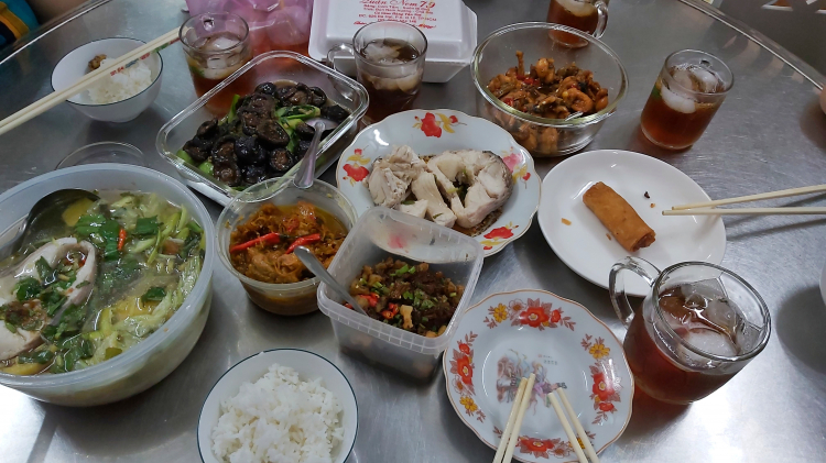Bữa cơm hàng ngày của người Việt gốc Hoa ở Sg. Bữa cơm hàng ngày của người Việt gốc Hoa ở Sg.