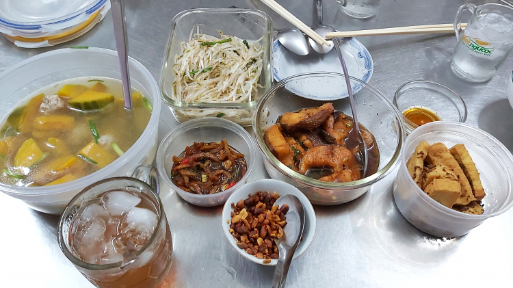 Bữa cơm hàng ngày của người Việt gốc Hoa ở Sg. Bữa cơm hàng ngày của người Việt gốc Hoa ở Sg.