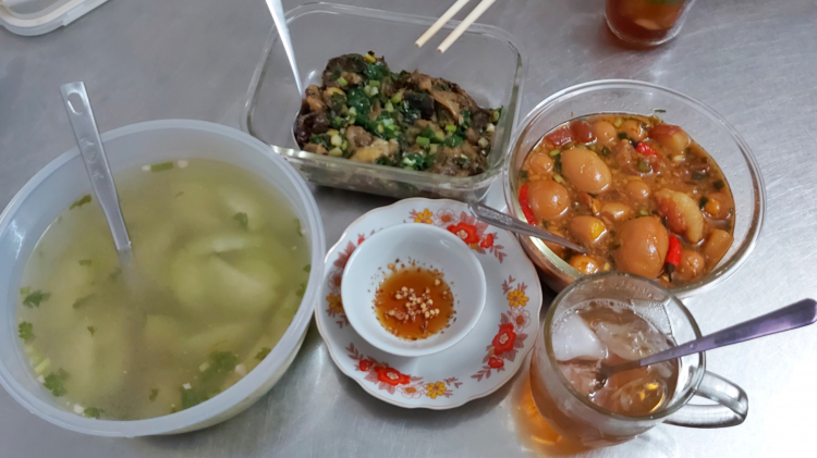 Bữa cơm hàng ngày của người Việt gốc Hoa ở Sg. Bữa cơm hàng ngày của người Việt gốc Hoa ở Sg.